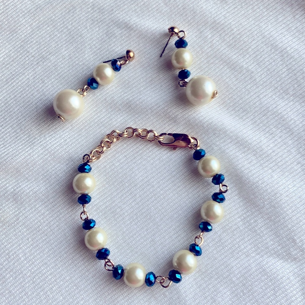 Bracelet and earrings, beads